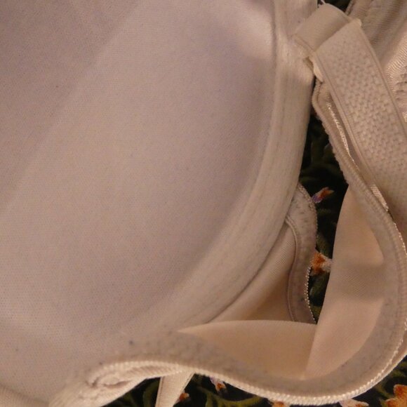 VASSARETTE | B36/80 | Elegant Whitish Grey Bra | Adjustable Straps - Picture 10 of 11